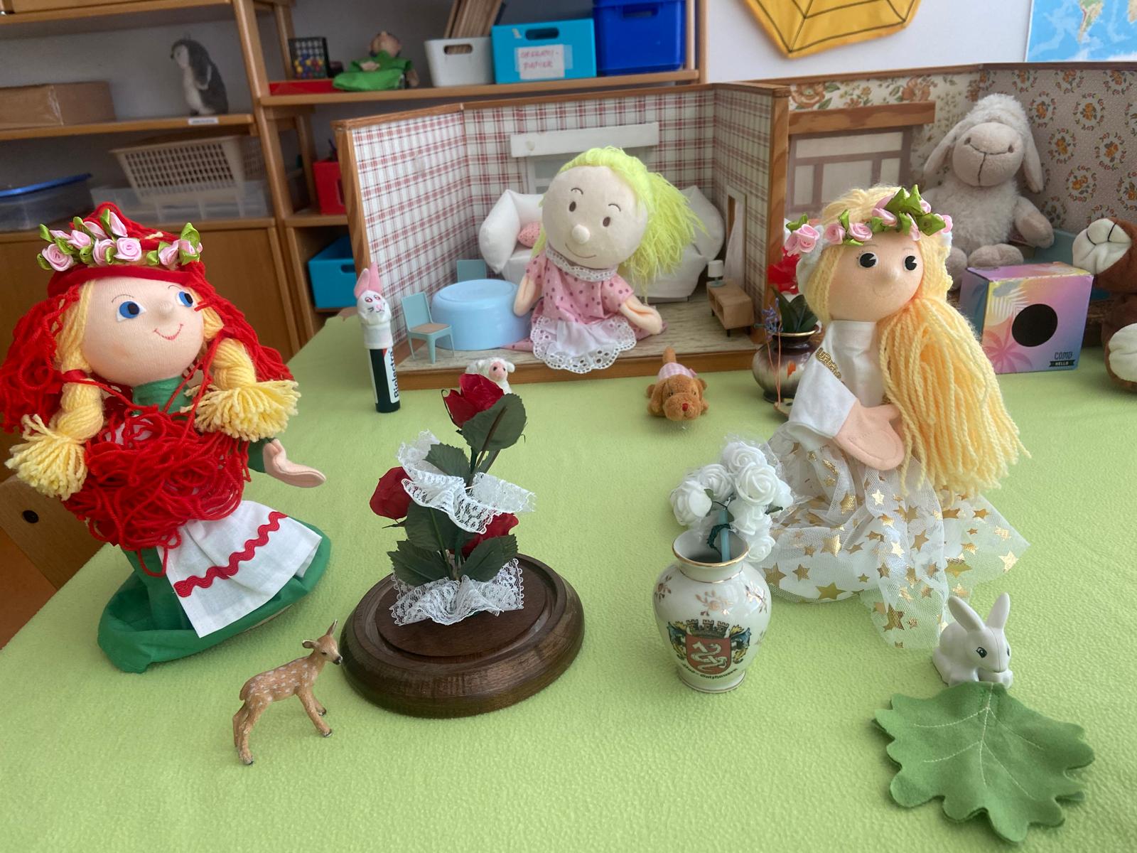 Handpuppen-Szene zum Puppentheater Schneeweißchen und Rosenrot