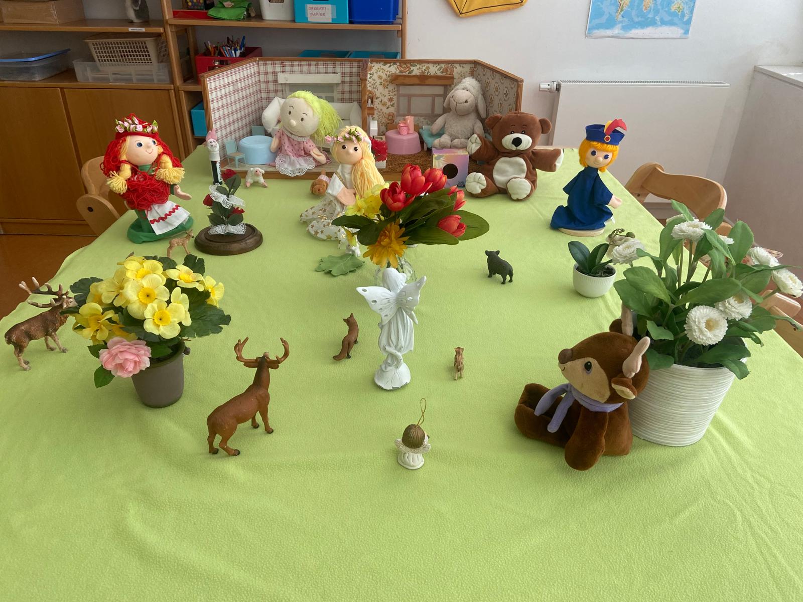 Handpuppen-Szene zum Puppentheater Schneeweißchen und Rosenrot