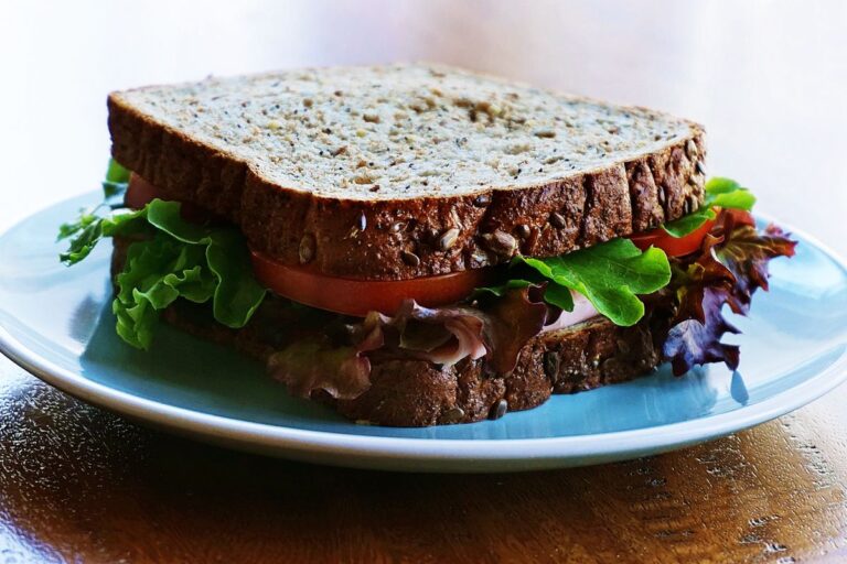 Frisch gebackenes Brot mit Weizenähren