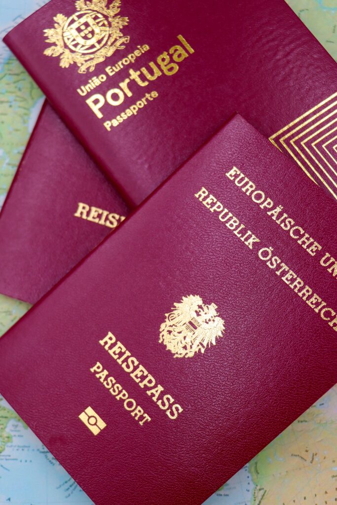 Reisepässe symbolisieren Visum und Aufenthaltstitel
