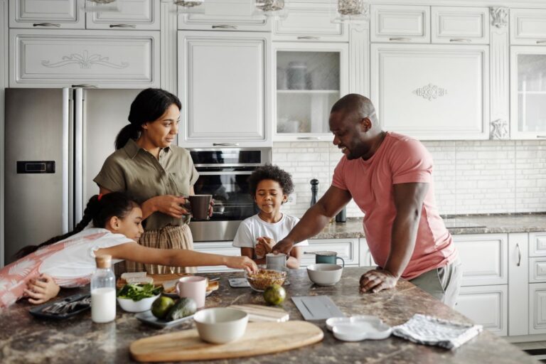Familie bereitet gemeinsam ein ruhiges Frühstück am Morgen zu