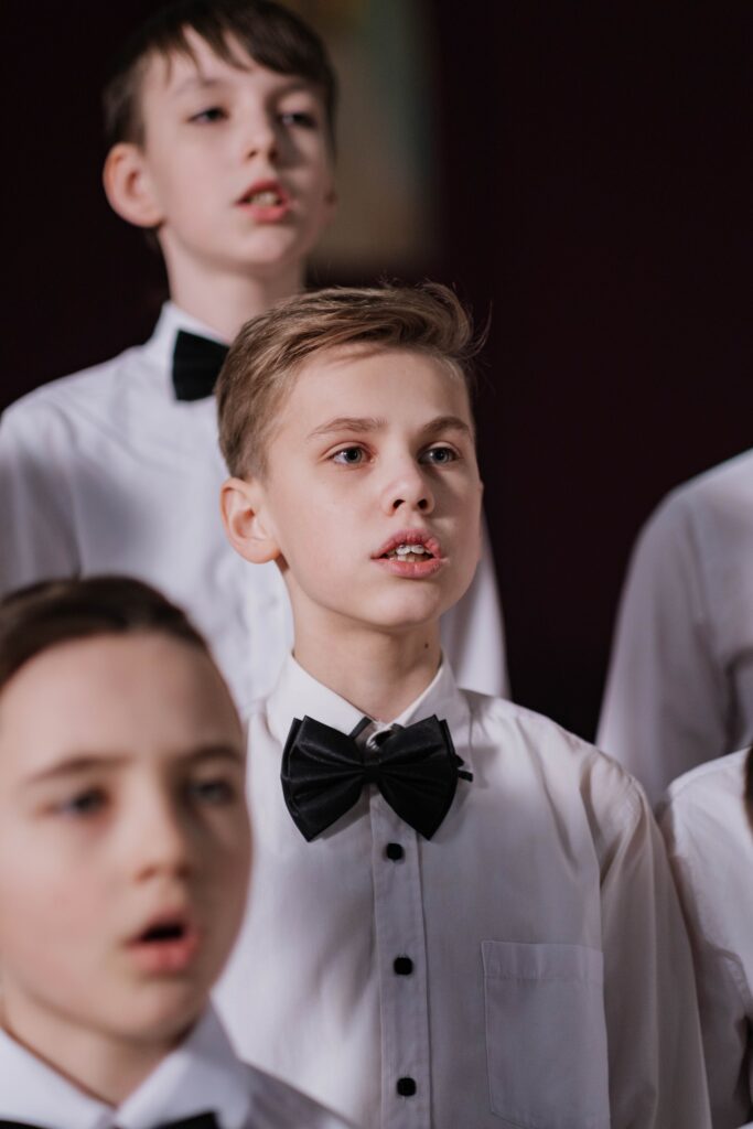 Kinder singen gemeinsam im Musikprojekt Caruso