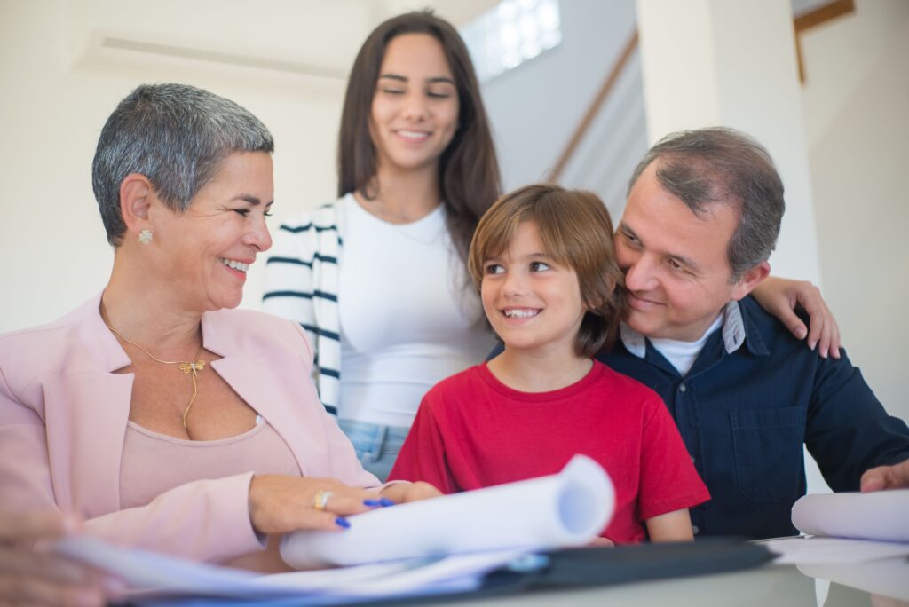 Familie bei der Kita-Anmeldung im Gespräch