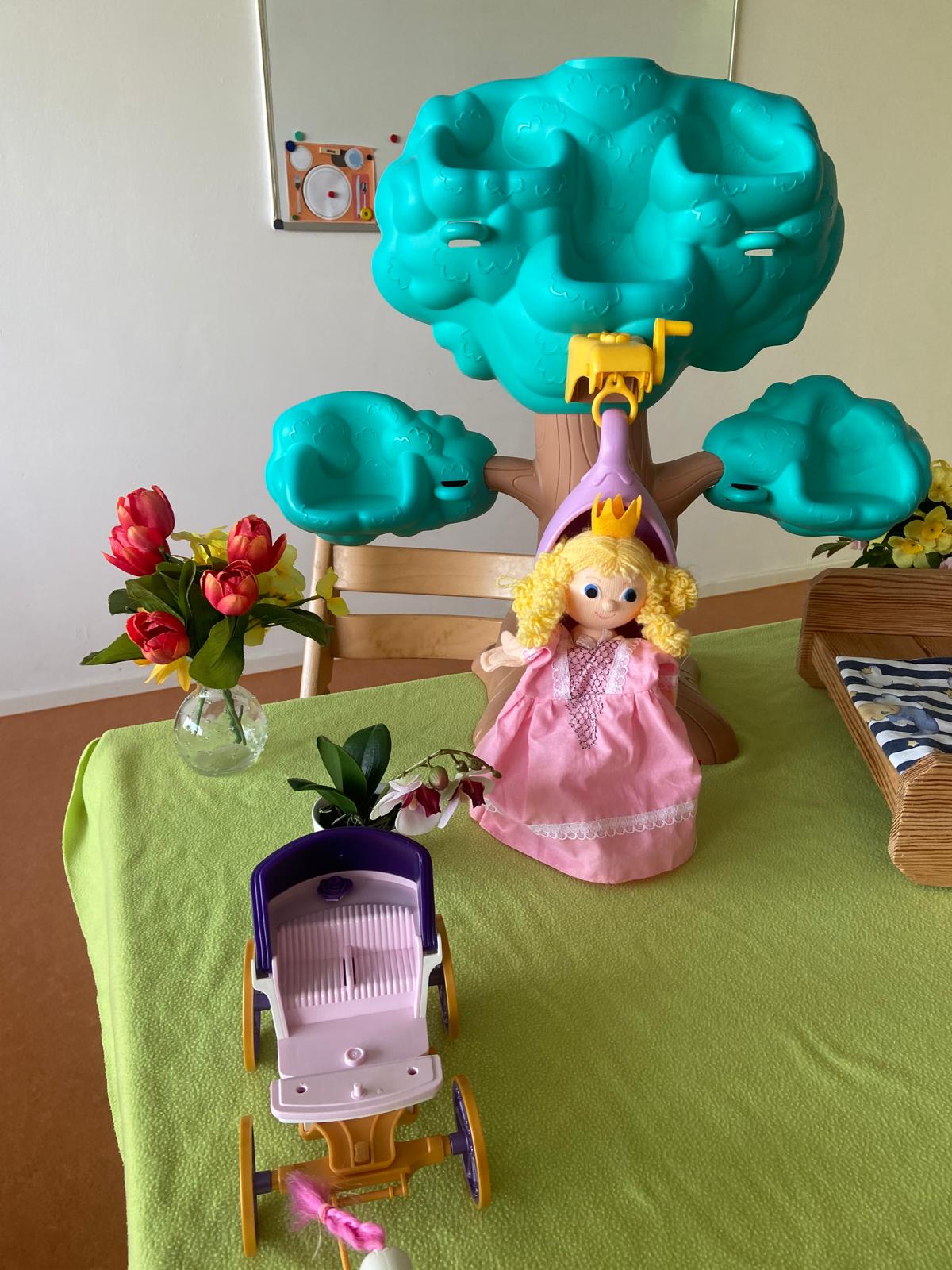 Handpuppen-Szene zum Puppentheater Die Schöne und das Biest