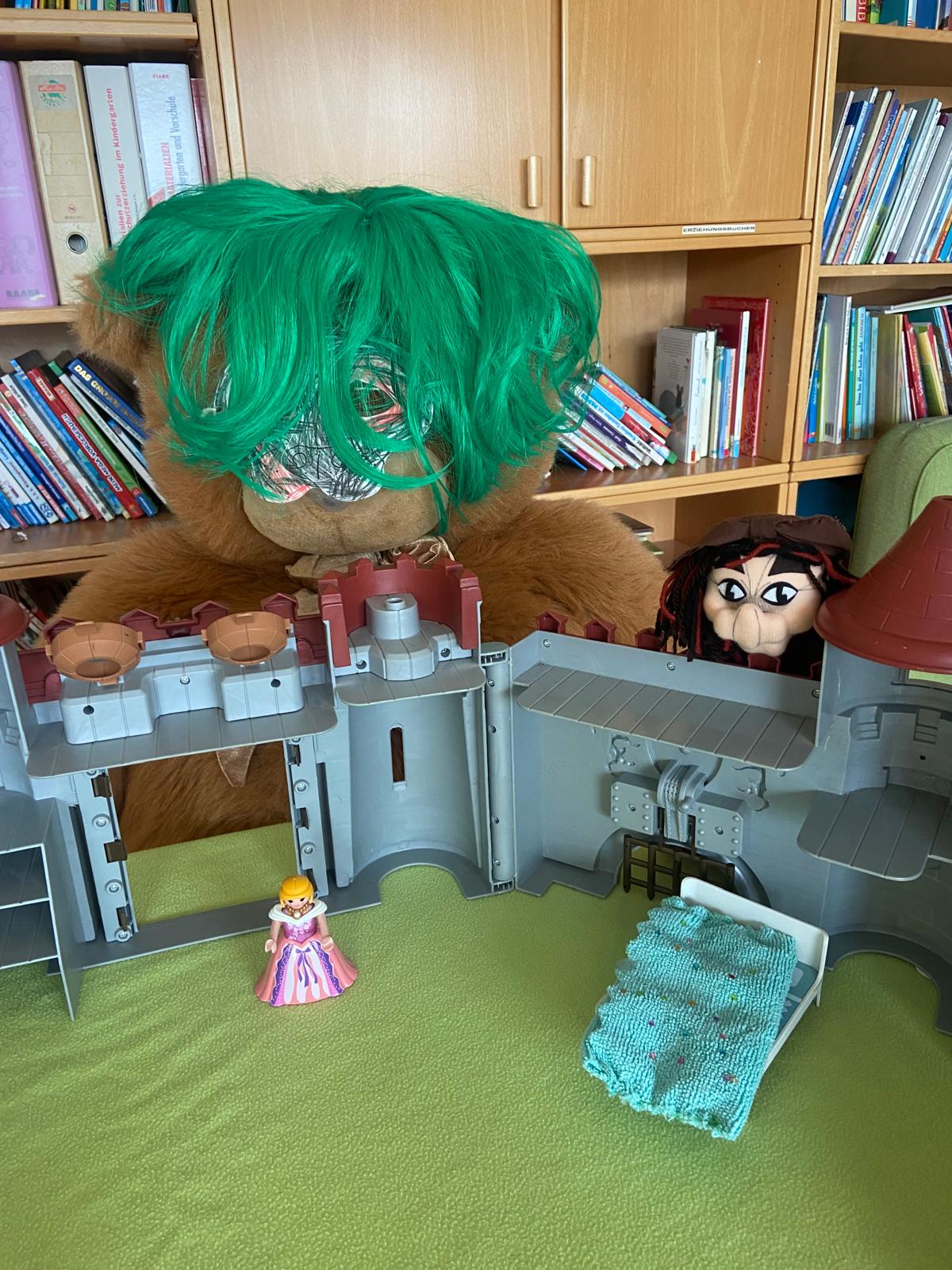 Handpuppen-Szene zum Puppentheater Die Schöne und das Biest