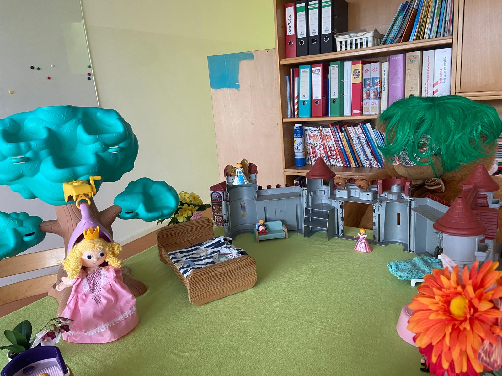 Handpuppen-Szene zum Puppentheater Die Schöne und das Biest