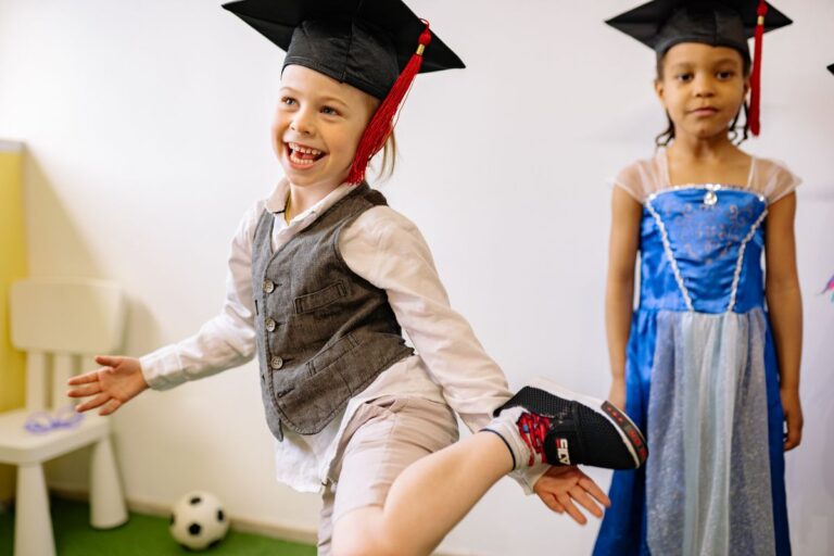 Kinder feiern fröhlich ihren Abschied aus der Kita