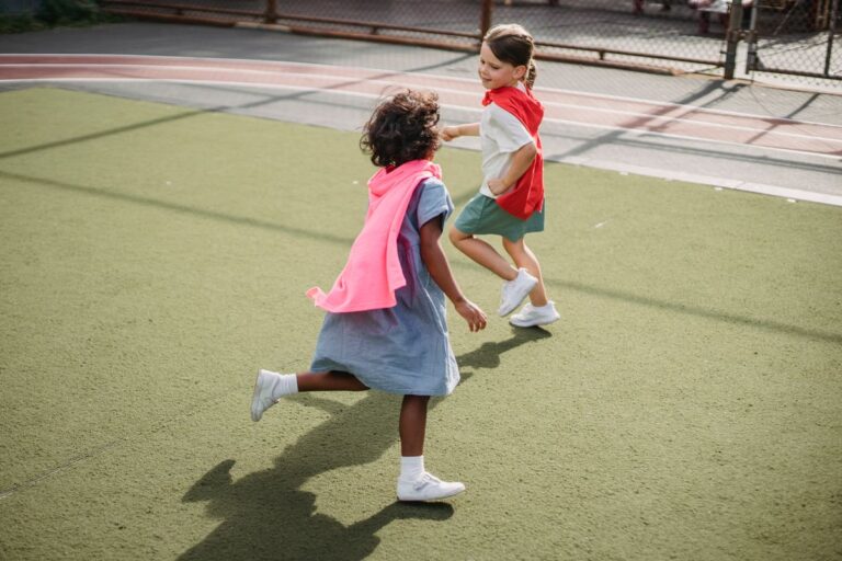 Kinder rennen und bewegen sich fröhlich auf einem Spielplatz