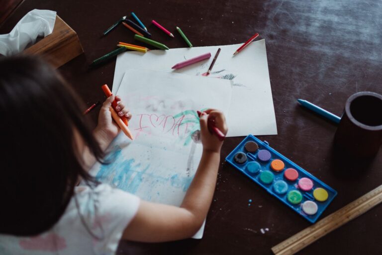 Vom Kritzeln zur Schrift: wie Kinder sich der Schriftsprache nähern