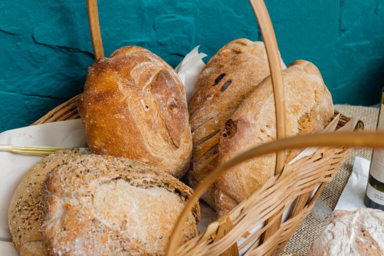 Frisches Brot in einem Weidenkorb, Symbolbild für die Geschichte der fünf Brote und zwei Fische