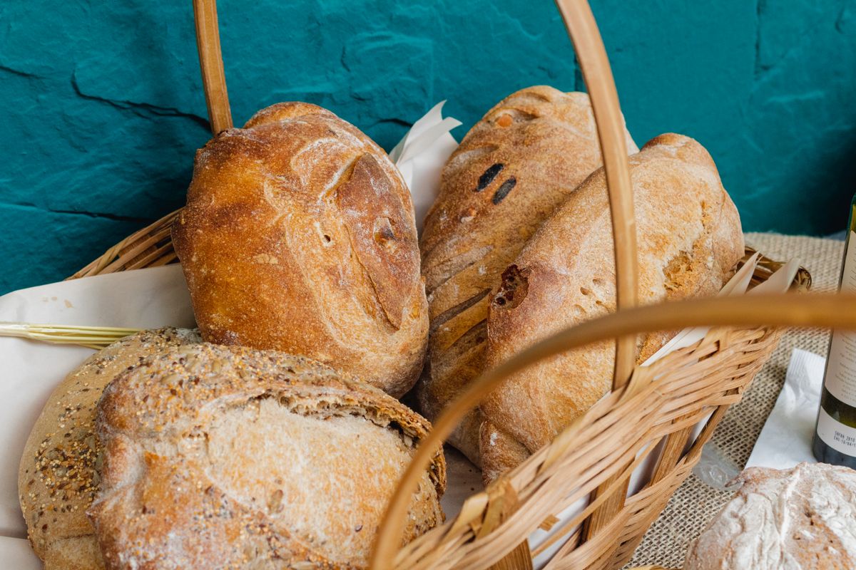 Frisches Brot in einem Weidenkorb, Symbolbild für die Geschichte der fünf Brote und zwei Fische