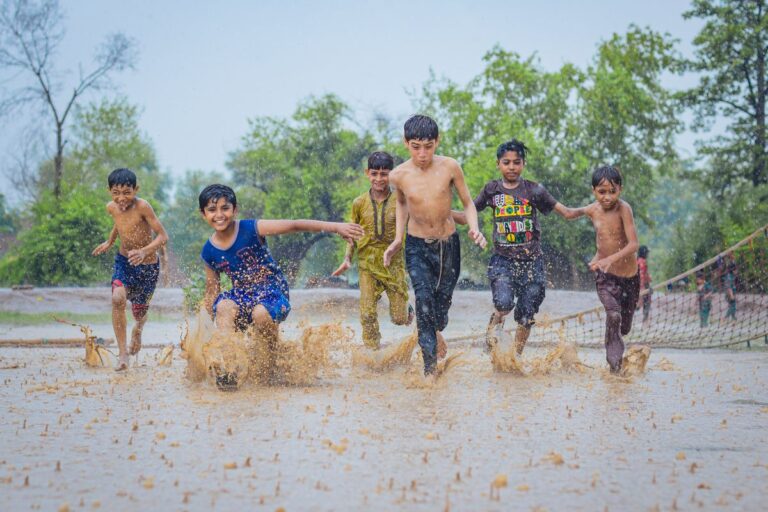 Kinder spielen draußen im Regen
