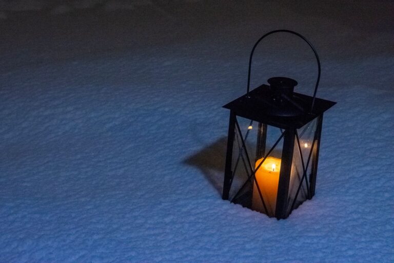 Eine kleine Laterne leuchtet warm in der Dunkelheit