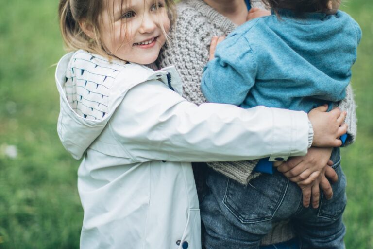 Zwei Kinder umarmen sich voller Mitgefühl