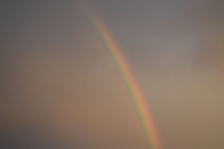 Ein bunter Regenbogen am Himmel nach einem Regenschauer