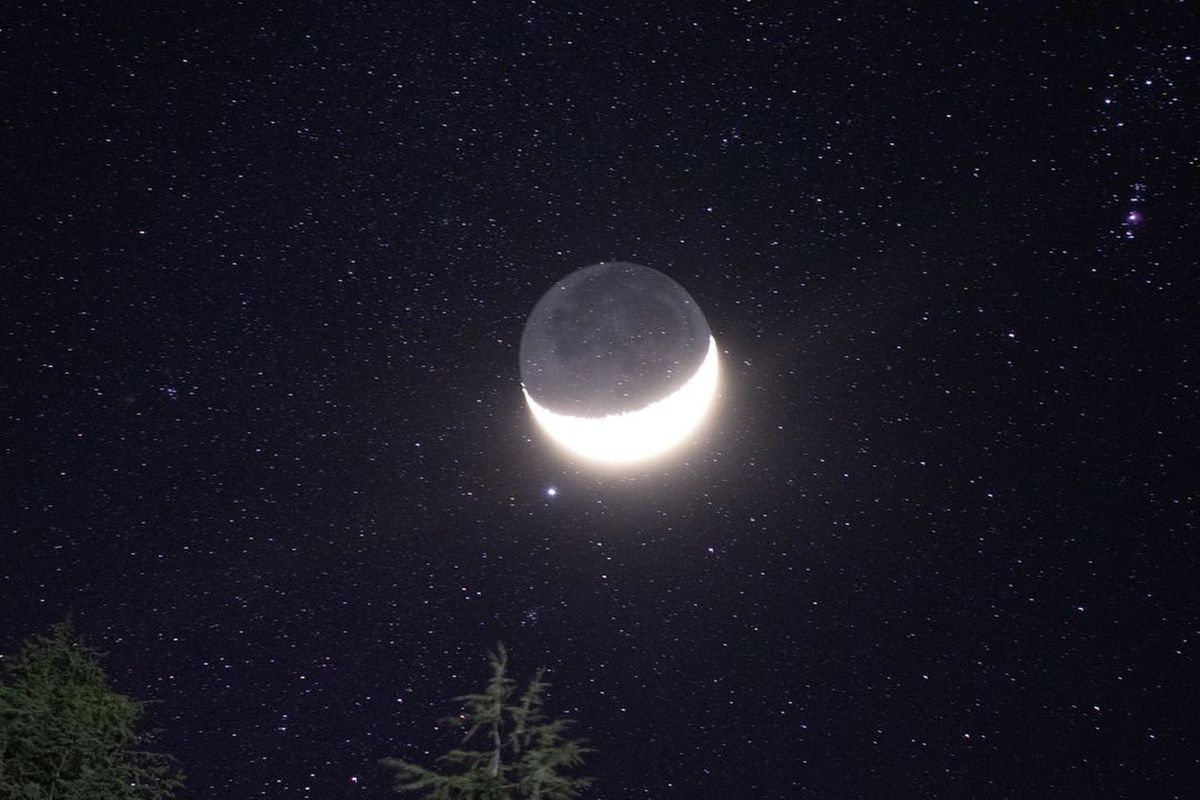 Mond und Sterne am Nachthimmel als Sinnbild für den Morgenkreis Sonne, Mond und Sterne