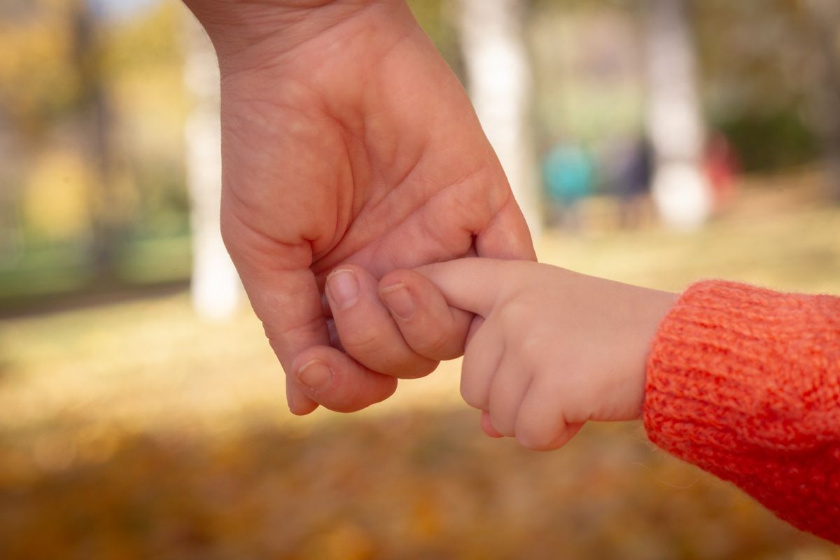 Vertrauen aufbauen: kleine Gesten, die Kindern Sicherheit geben